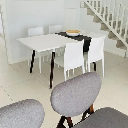 Trendy Casa Linea Semesterbostad *